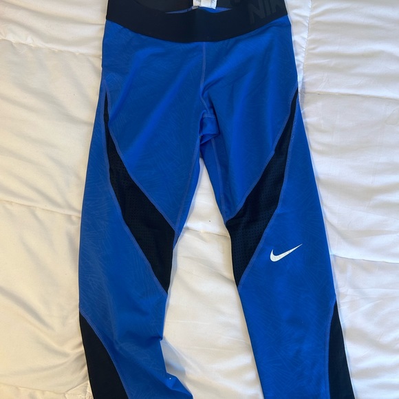 ☀️3/$25☀️ 2 Pairs of Nike Crop Dri-Fit Work Out Leggings, Size Medium - Picture 2 of 5